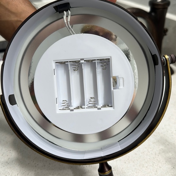 Round magnifying wall mirror - Picture 6 of 12